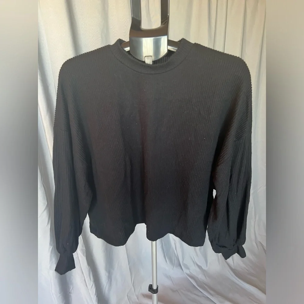 NEVER WORN Black Top light weight soft chenille feel